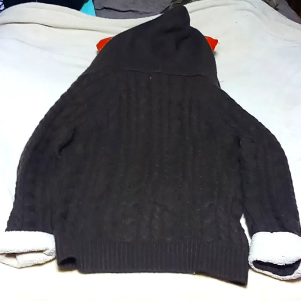 Cabela's deer lodge hooded sweater. Brown and cream. - Picture 3 of 5
